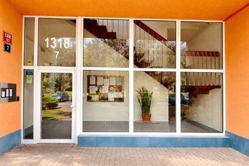 Vstup do domu - Pronájem bytu 3+1 v osobním vlastnictví 73 m², Praha 8 - Kobylisy