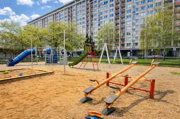 Hřiště před domem - Pronájem bytu 3+1 v osobním vlastnictví 73 m², Praha 8 - Kobylisy