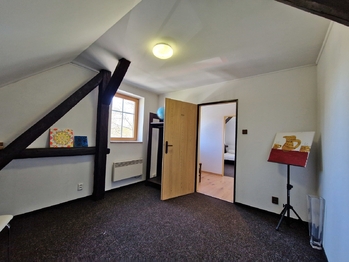 Pokoj - Prodej chaty / chalupy 368 m², Benešov u Semil