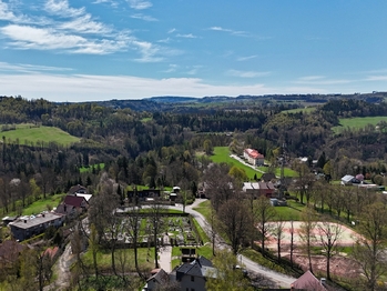 Benešov u Semil - škola a hřiště - Prodej ubytovacího zařízení 368 m², Benešov u Semil