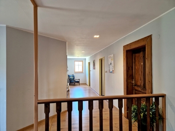 Chodba v horním patře - Prodej ubytovacího zařízení 368 m², Benešov u Semil