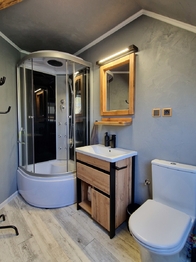 Koupelna v horním patře - Prodej ubytovacího zařízení 368 m², Benešov u Semil