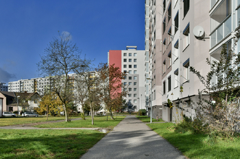 zadní část domu - Pronájem bytu 2+kk v osobním vlastnictví 47 m², Hradec Králové