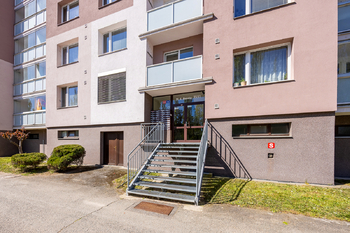 vstup do domu - Pronájem bytu 2+kk v osobním vlastnictví 47 m², Hradec Králové