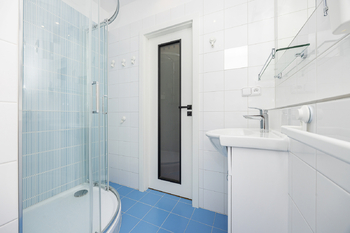 prostorná koupelna - Pronájem bytu 2+kk v osobním vlastnictví 47 m², Hradec Králové