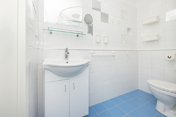 prostorná koupelna - Pronájem bytu 2+kk v osobním vlastnictví 47 m², Hradec Králové