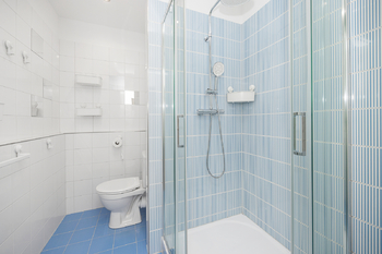 prostorná koupelna - Pronájem bytu 2+kk v osobním vlastnictví 47 m², Hradec Králové
