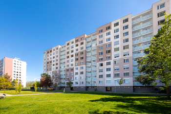 pohled na zadní část domu - Pronájem bytu 2+kk v osobním vlastnictví 47 m², Hradec Králové