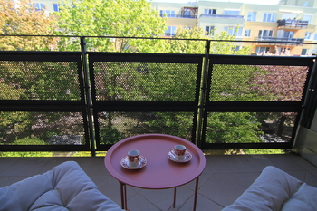 Balkon s výhledem do klidného dvora - Prodej bytu 2+kk v osobním vlastnictví 51 m², Praha 5 - Hlubočepy