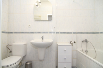 Koupelna - Prodej bytu 2+kk v osobním vlastnictví 51 m², Praha 5 - Hlubočepy