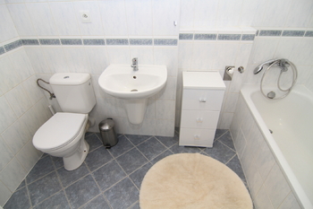 Koupelna - Prodej bytu 2+kk v osobním vlastnictví 51 m², Praha 5 - Hlubočepy