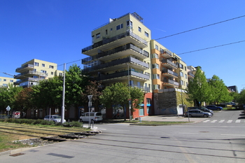 Pohled na dům od tramvaje - Prodej bytu 2+kk v osobním vlastnictví 51 m², Praha 5 - Hlubočepy