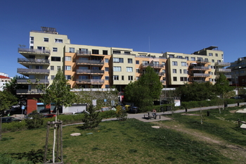 Pohled na dům z klidové zóny - Prodej bytu 2+kk v osobním vlastnictví 51 m², Praha 5 - Hlubočepy