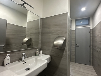 zrekonstruované toalety - Pronájem kancelářských prostor 85 m², Prachatice