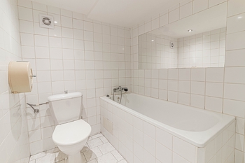 Koupelna - Pronájem bytu 2+kk v osobním vlastnictví 32 m², Praha 2 - Nové Město