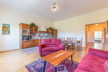 obývací pokoj je propojený s kuchyní a jídelnou - Prodej bytu 3+kk v osobním vlastnictví 92 m², Praha 1 - Nové Město