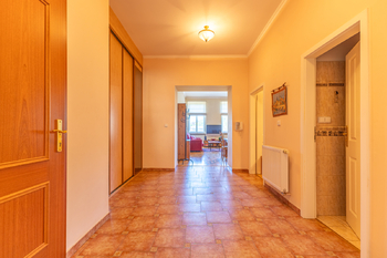 prostorná hala - Prodej bytu 3+kk v osobním vlastnictví 92 m², Praha 1 - Nové Město