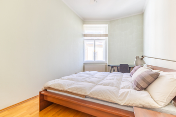 ložnice má okno do vnitrobloku - Prodej bytu 3+kk v osobním vlastnictví 92 m², Praha 1 - Nové Město