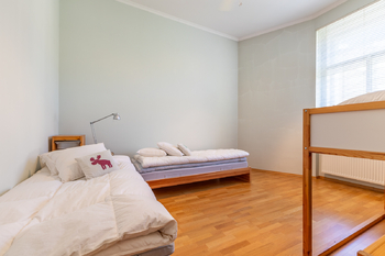 dětský pokoj má také okno do klidného vnitrobloku - Prodej bytu 3+kk v osobním vlastnictví 92 m², Praha 1 - Nové Město