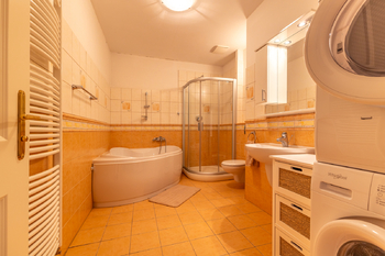 koupelna s vanou i sprchovým koutem - Prodej bytu 3+kk v osobním vlastnictví 92 m², Praha 1 - Nové Město