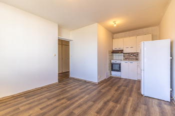 byt je upraven na 2+kk - Prodej bytu 1+kk v osobním vlastnictví 35 m², Kladno 