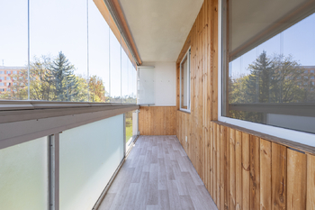 zasklená lodžie - Prodej bytu 1+kk v osobním vlastnictví 35 m², Kladno