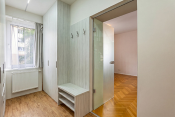 2.NP chodba - Prodej domu 304 m², Praha 5 - Hlubočepy