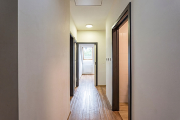 3.NP chodba - Prodej domu 304 m², Praha 5 - Hlubočepy