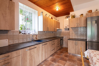 1.NP kuchyňská linka - Prodej domu 304 m², Praha 5 - Hlubočepy