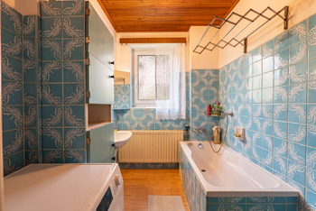 1.NP koupelna - Prodej domu 304 m², Praha 5 - Hlubočepy