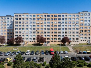 pohled dům - Prodej bytu 1+1 v družstevním vlastnictví 33 m², Most