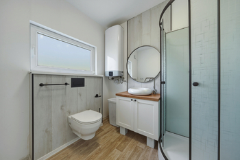 Koupelna s toaletou - Prodej chaty / chalupy 65 m², Lovosice