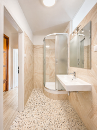 koupelna se sprchovým koutem - Pronájem bytu 3+kk v osobním vlastnictví 60 m², Turnov