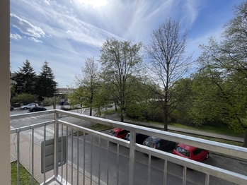 výhled z balkonu do ulice Nádražní - Pronájem bytu 3+kk v osobním vlastnictví 60 m², Turnov