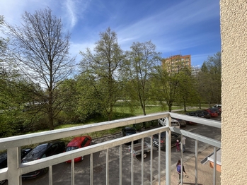 výhled z balkonu do přilehlého parku - Pronájem bytu 3+kk v osobním vlastnictví 60 m², Turnov
