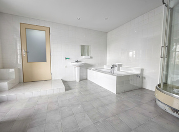 Koupelna 1. NP 2 VIZUALIZACE - Prodej zemědělského objektu 260 m², Brniště
