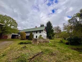 Pohled od brány 2 - Prodej zemědělského objektu 260 m², Brniště