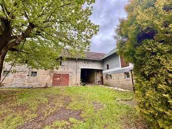 Pohled na stodolu s garáží - Prodej zemědělského objektu 260 m², Brniště