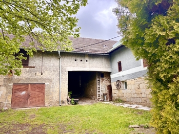 Průjezd stodolou na zadní pozemek - Prodej zemědělského objektu 260 m², Brniště