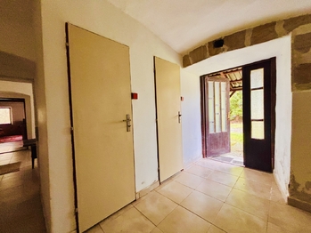 Vchod do jídelny/hospody - Prodej zemědělského objektu 260 m², Brniště