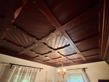 Dřevěný strop v ložnici - Prodej zemědělského objektu 260 m², Brniště