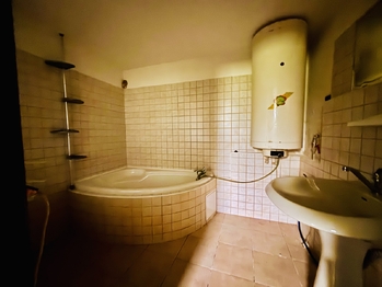 Koupelna v přízemí - Prodej zemědělského objektu 260 m², Brniště