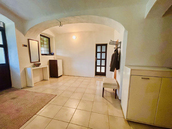 Vstupní chodba, průchod do hospody VIZUALIZACE - Prodej zemědělského objektu 260 m², Brniště