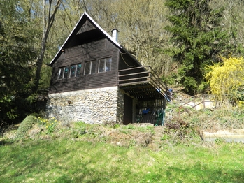 Celkový pohled na chatu. - Prodej chaty / chalupy 54 m², Samopše 