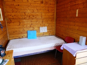 V pokoji se dá přespat. - Prodej chaty / chalupy 54 m², Samopše