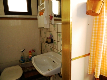 WC s umyvadlem. - Prodej chaty / chalupy 54 m², Samopše