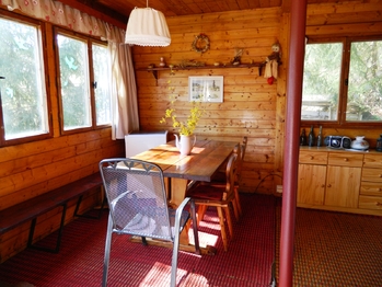 Jídelní část. - Prodej chaty / chalupy 54 m², Samopše