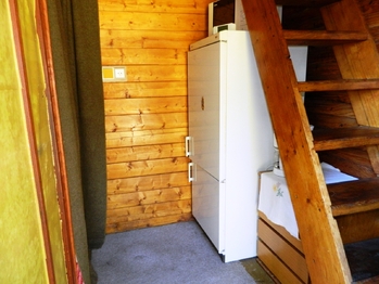 Vpravo je vstup po schodech do ložnice v podkroví. - Prodej chaty / chalupy 54 m², Samopše
