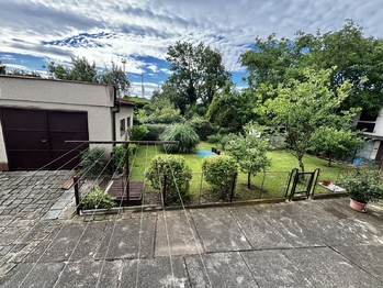 Pohled do zahrady - Pronájem bytu 3+1 v osobním vlastnictví 81 m², Vyškov