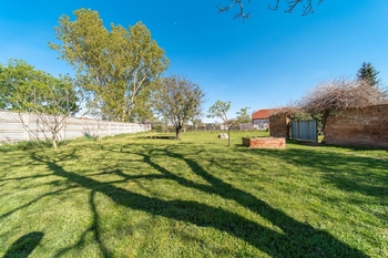 Prodej pozemku 982 m², Strachotín